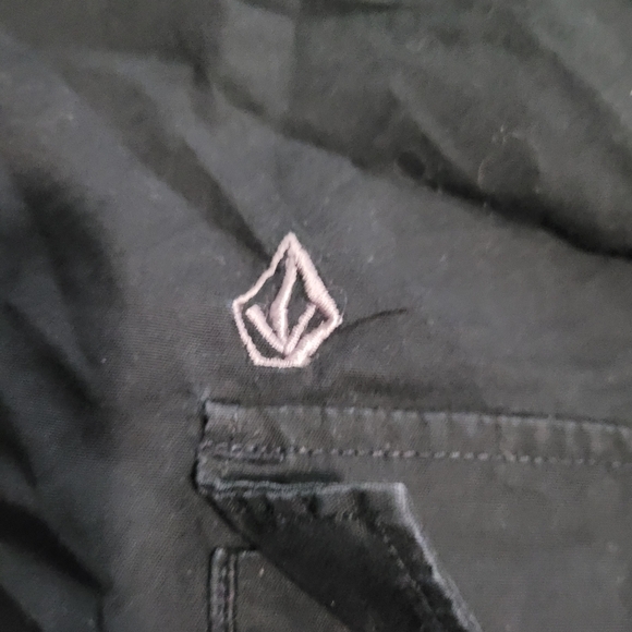 Volcom XL Button Down Black Shirt With Red Patch Detail - Picture 5 of 6
